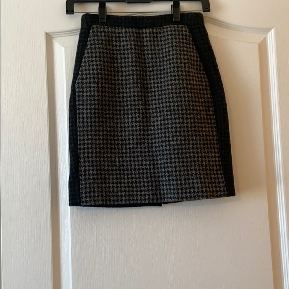 Wool two tone houndstooth pencil skirt. Jcrew